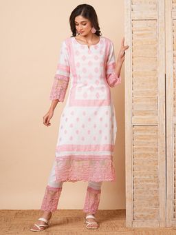 FASHOR - Off White Floral Embroidered Straight Fit Kurta with Pant (Set of 2)