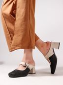 Black color option, Currently selected