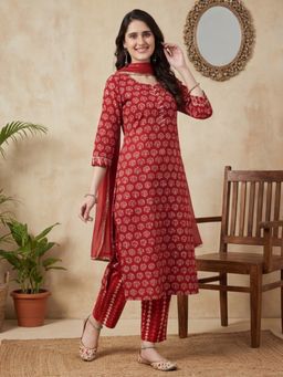 Jaipur Kurti - Women Red Printed Straight Kurta with Pant and Dupatta