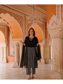 Jaipur Kurti - Women Black Floral Printed Straight Kurta with Pant and Dupatta