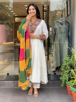 FAST FASHIONS - Women White Silk Blend Embroidered Kurta with Pant and Dupatta