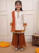 Off White color option, Currently selected