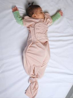 Cocoon Care - Bamboo Solid Baby Sleeping Pod SNUGZIE for Baby Pink (3-6 Months)