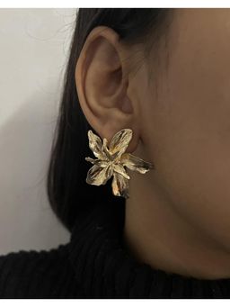 ISHKAARA - Gold Flower Leaves Earrings