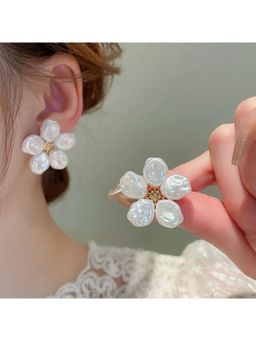 ESTAILO FASHION - Pearl Of Flower White Earrings
