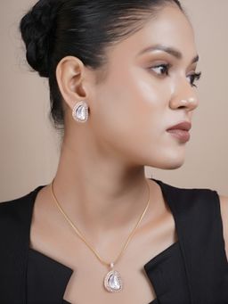 Adwitiya - Women Stylish Kundan Piece with Golden Finish Necklace and Earrings Set