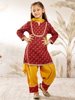 Vastramay - Three Quarter Sleeves Floral Printed Kurta & Patiala With Dupatta - Maroon