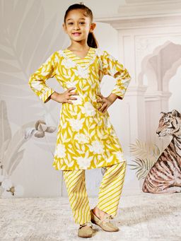Vastramay - Cotton Woven Three Quarter Sleeves Floral Print Kurta & Pant - Yellow