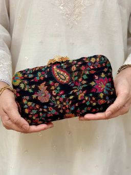 AMYRA - Black Hina Pashmina Cashmere Clutch