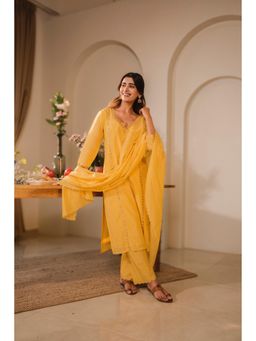HERITAGE - Yellow Scalloped Hem Straight Kurta with Pant and Dupatta