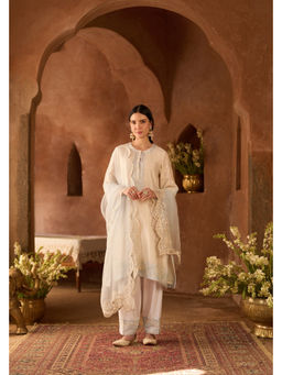 Sheetal Batra - Anam Ivory Kurta With Salwar And Light Dupatta
