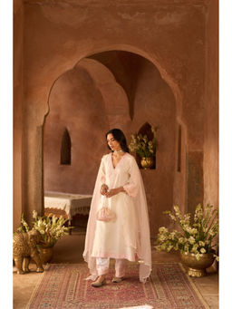 Sheetal Batra - Sahabat Ivory Kurta With Salwar And Heavy Dupatta