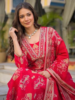 Vaamsi - Women Pink Viscose Ikat Straight Kurta With Pant & Dupatta