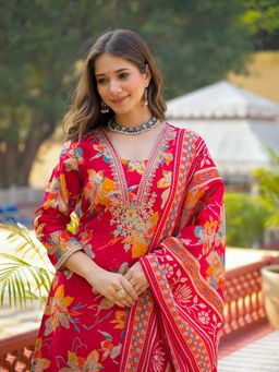 Vaamsi - Women Red Viscose Floral Straight Kurta With Pant & Dupatta