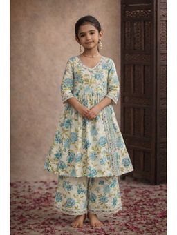 Aarika - Green Floral Three Fourth Sleeves Kurta