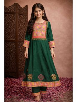 Aarika - Green Embroidered Three Fourth Sleeves Kurta