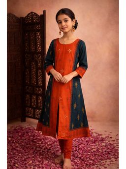 Aarika - Green Embroidered Three Fourth Sleeves Kurta