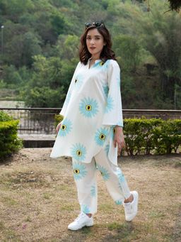 DIMPLE DESIGN STUDIO - Blue Daisy Cotton Floral Print Kurta and Pant (Set of 2)