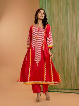 Varanga - Women Printed Panelled Kurta With Pant