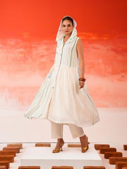 Varanga - Women Printed Tiered Kurta With Pant