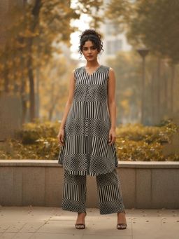 Varanga - Women Striped Regular Kurta With Pant