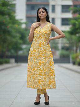 Varanga - Women Floral Printed Regular Kurta With Pant