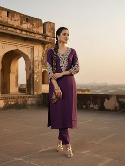 Varanga - Women Ethnic Motifs Embroidered Regular Kurta With Pant