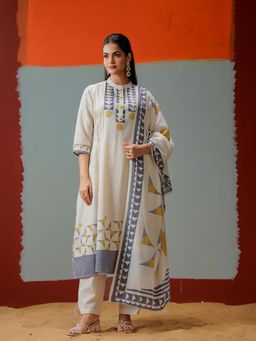 Varanga - Women Printed Pleated Kurta With Pant & Dupatta