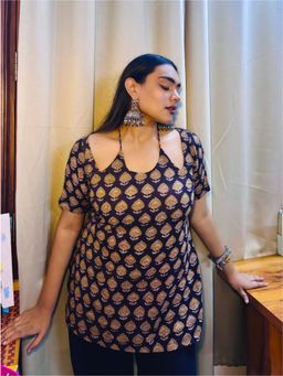 KRUTICO - Nira Black Convertible Neck Short Sleeve Printed Cotton Short Kurti