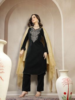 Nayam by lakshita - Green Velvet Kurta with Pant and Dupatta