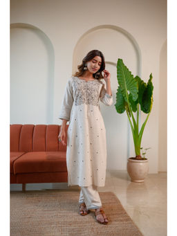 HERITAGE - Off-White Hand-Embroidered Cotton-Linen Kurta With Pant