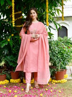 Roohaniyat - Pink Beautiful Chanderi Embroidered Kurta (Set of 3)