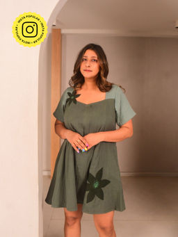 WHY SO BLUE - Green Noa Applique Short Dress