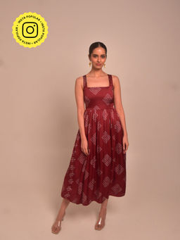 WHY SO BLUE - Mohna Modal Pleated Dress - Maroon