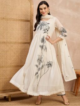 CHETI - White Embroidered Round Neck Kurta Pant & Dupatta