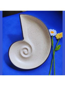 TheYUGO - Shell Shaped White Ceramic Snack Platter