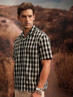 LOCOMOTIVE - Men Black and Cream Checks Collar Oversized Shirt