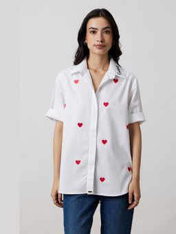 Pallavi Swadi - Karishma Kapoor In White Red Heart Embroidered Shirt