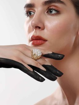 Sohi - Womens The Pearl Elizabethan Statement Ring - Daisy White