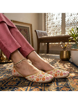 Global Step - Floral Embroidered Off White Juttis