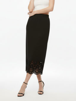 Outzidr - Black Fish-Tail Fit Skirt With Bottom Hem Detail