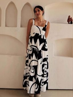 Outzidr - Black Flared Tiered Maxi Vacay Dress With Straps
