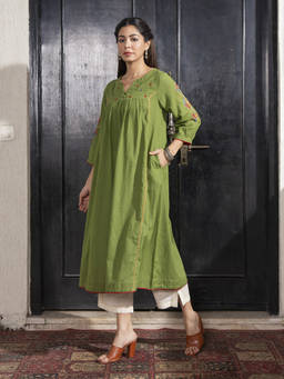 Rangsutra - Paheli Green Front-Gather Cotton Pakka Hand Embroidery Kurta