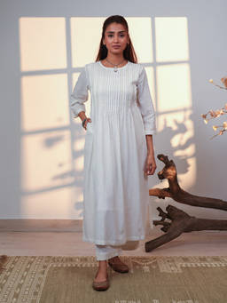 Rangsutra - Ishanvi White Pintuck Cotton Chikankari Hand Embroidery Kurta