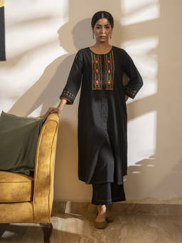 Rangsutra - Paheli Black Straight-Fit Cotton Pakka Hand Embroidery Kurta