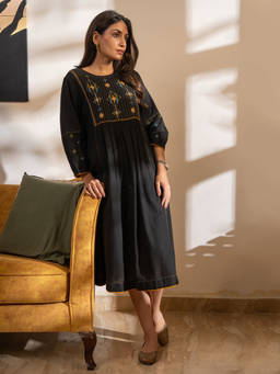 Rangsutra - Paheli Black Front-Yoke Cotton Pakka Hand Embroidery Kurta