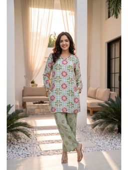 WOOMN - Women's Green Cotton Silk Floral Kurta and Pant