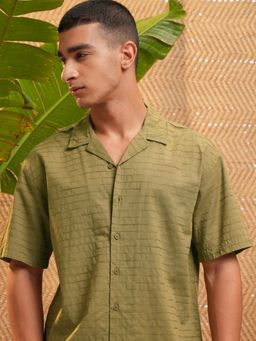 HIGHLANDER - Men Special Yarn Dobby Textured Solid Cuban Collar Relaxed Shirt