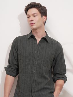 HIGHLANDER - Men Slim Fit Textured Spread Collar Casual Shirt