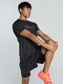 Puma - GRAPHICS RUNNING ILLUSTRATION Men Black T-Shirt
